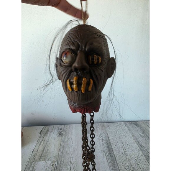Vintage rattling chains zombie head mini Halloween beheaded hanging Halloween de - Picture 1 of 10